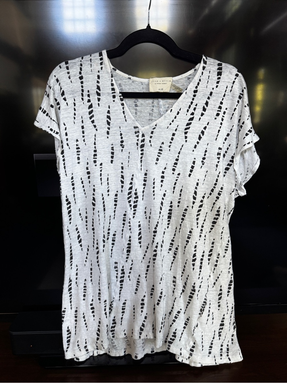 Alice + Olivia White & Black Short Sleeve V-Neck Tee